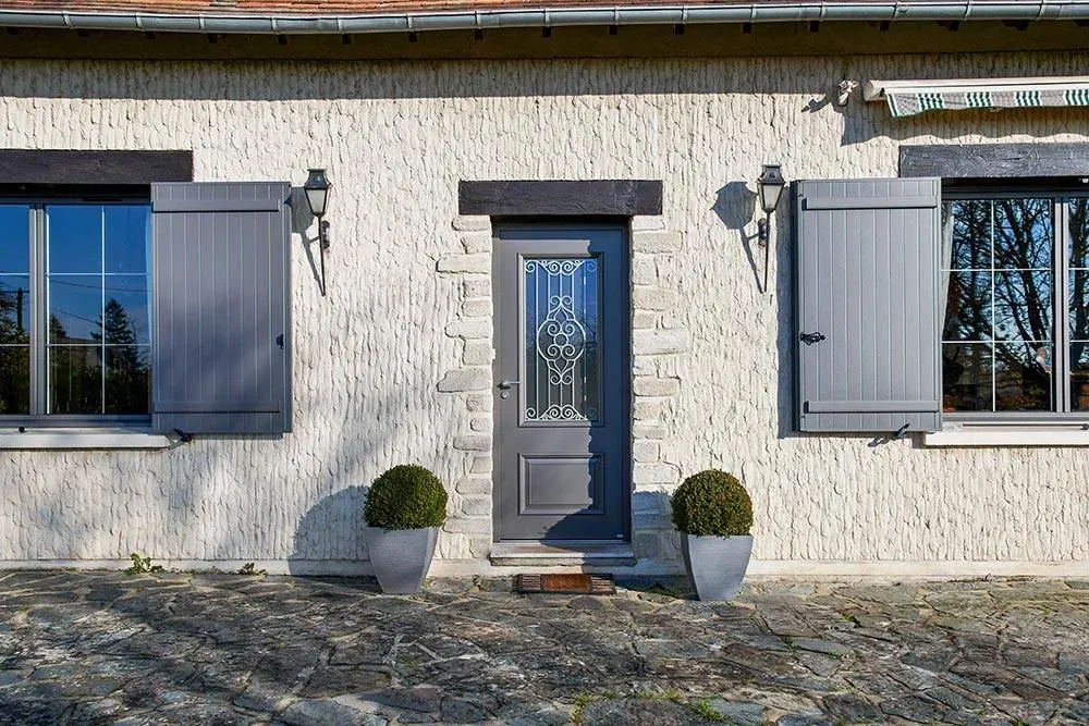 Pose de portes d’entrée à Gouffern en Auge